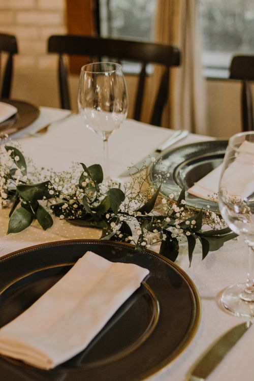 Free Sophisticated dining table with floral arrangement, perfect for weddings or special occasions. Stock Photo