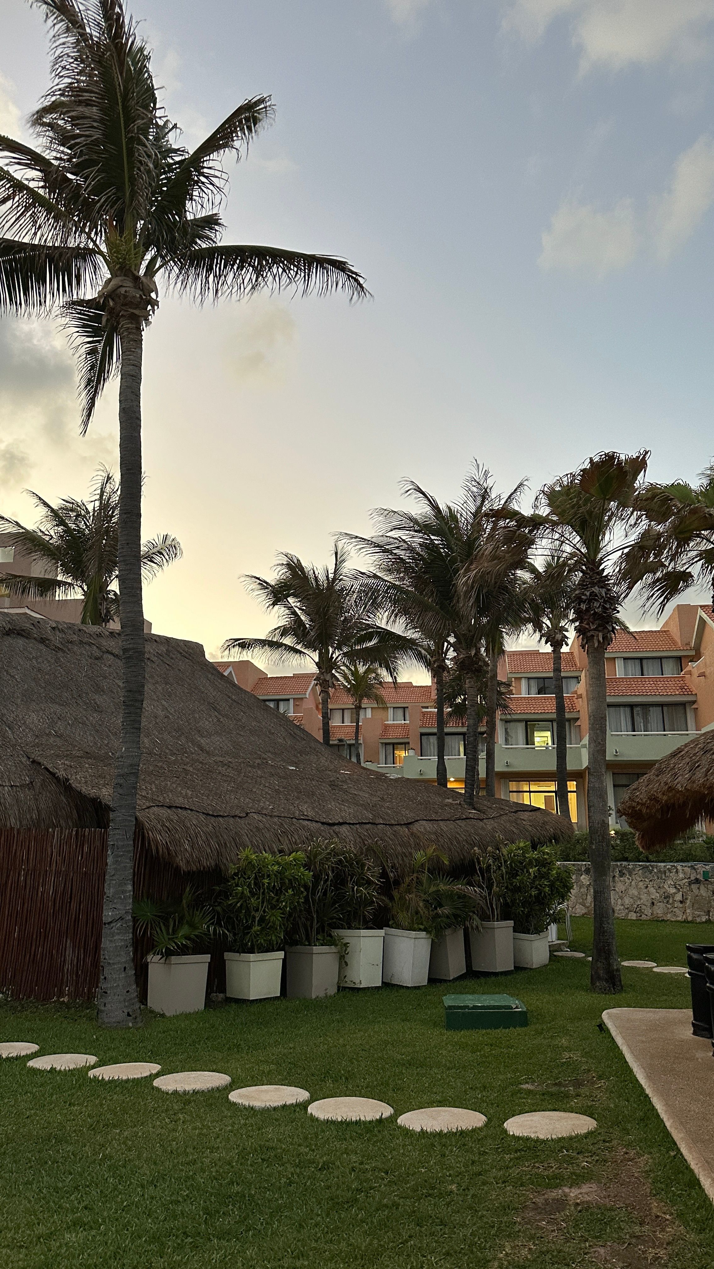 Coucher de soleil sur les palmiers et un complexe hôtelier à Cancún au Mexique