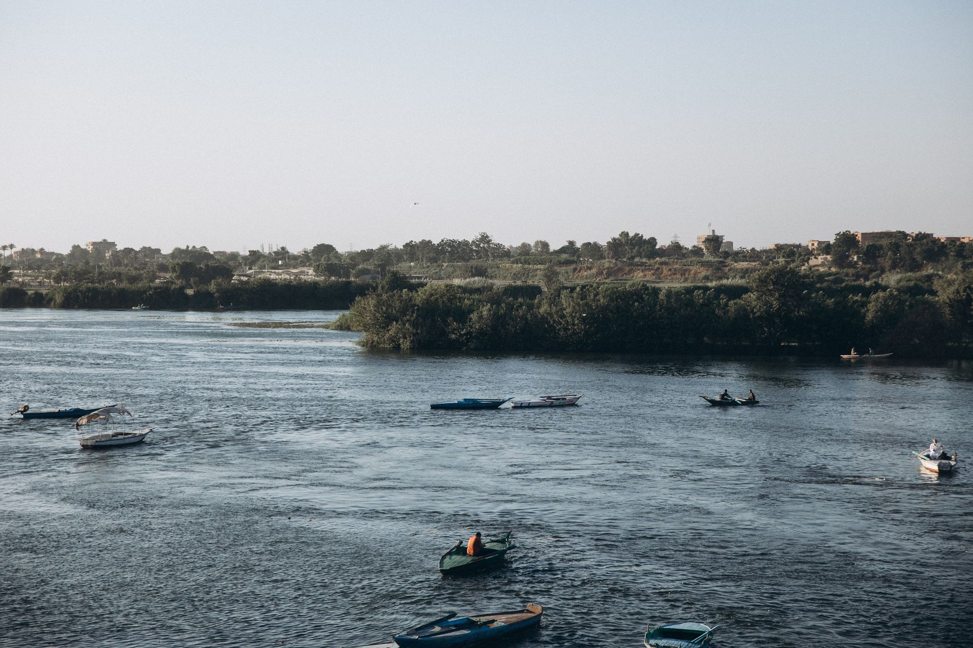 El río Nilo y su paisaje ribereño cerca de Jartum durante el día