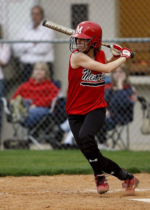 Frau, Die Baseballschläger Im Feld Trägt