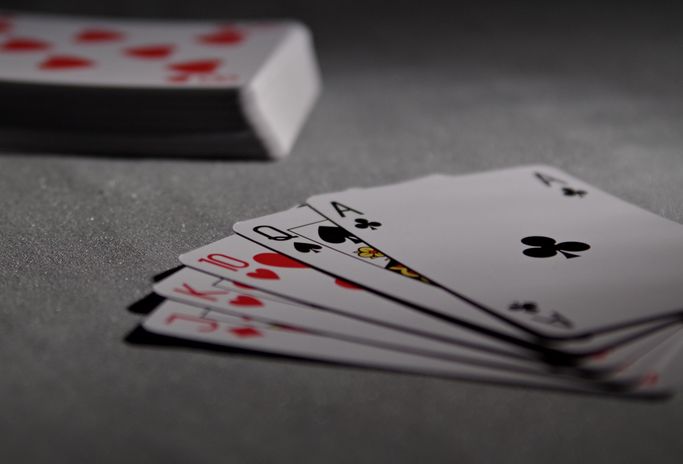 Online Casino: Spielautomaten und Live-Spiele im Überblick