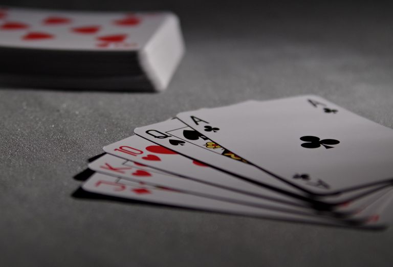 Live Casino mit Roulette und Blackjack Tischen mit echten Dealers