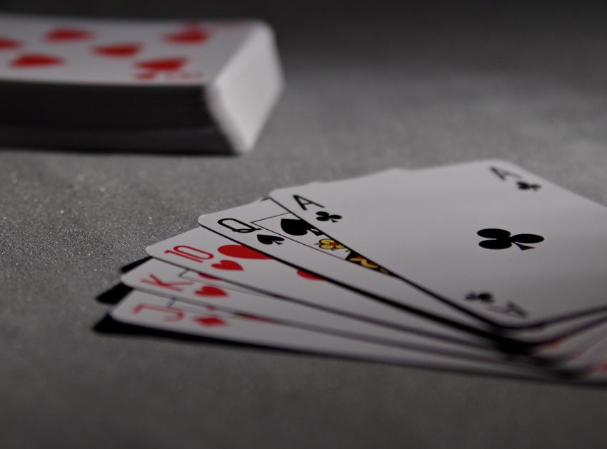 Live Casino Roulette mit echtem Dealer und Spielern am virtuellen Tisch