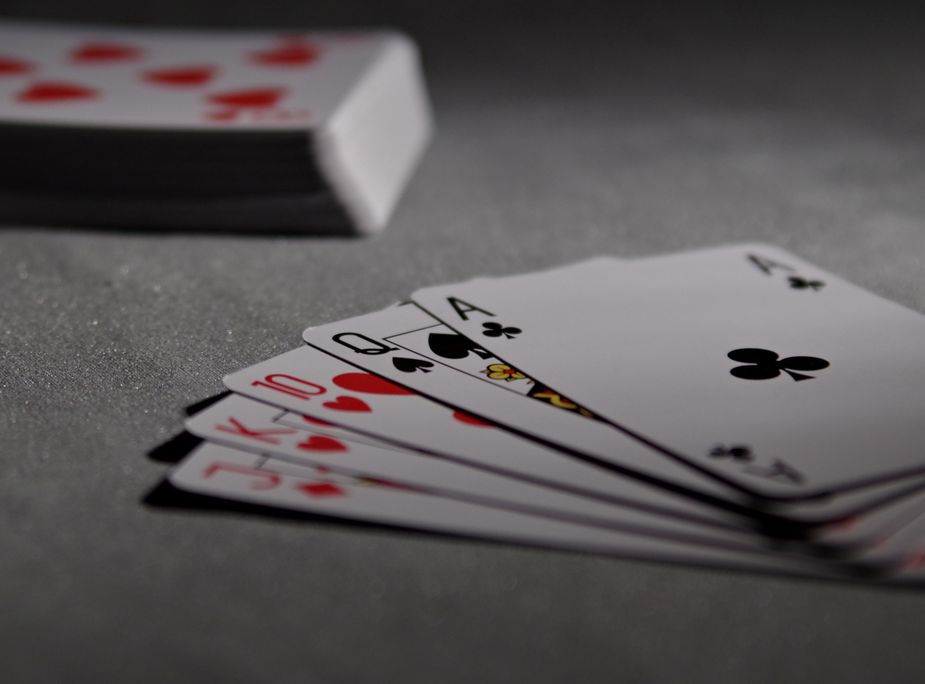 Online Casino: Spielautomaten und Live-Spiele im Überblick
