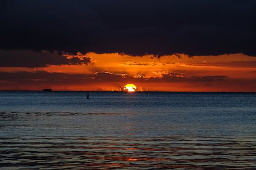 Mar Azul E Pôr Do Sol