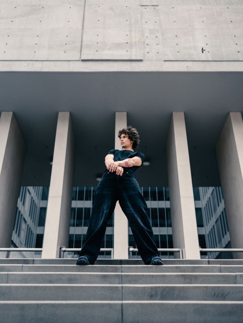 Free Stylish portrait of a man posed against modern architecture in San José. Stock Photo