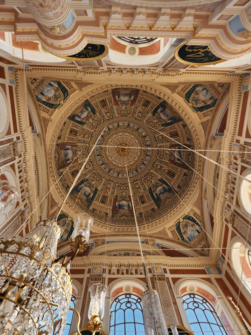 Free Stunning intricate ceiling with chandeliers in an İstanbul mosque, showcasing detailed art and architecture. Stock Photo
