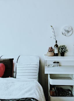 这间极简主义卧室采用中性色调和装饰元素，并配有床和枕头