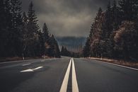 乌云笼罩下，一条高速公路穿过德国哈茨的森林，显得喜怒无常