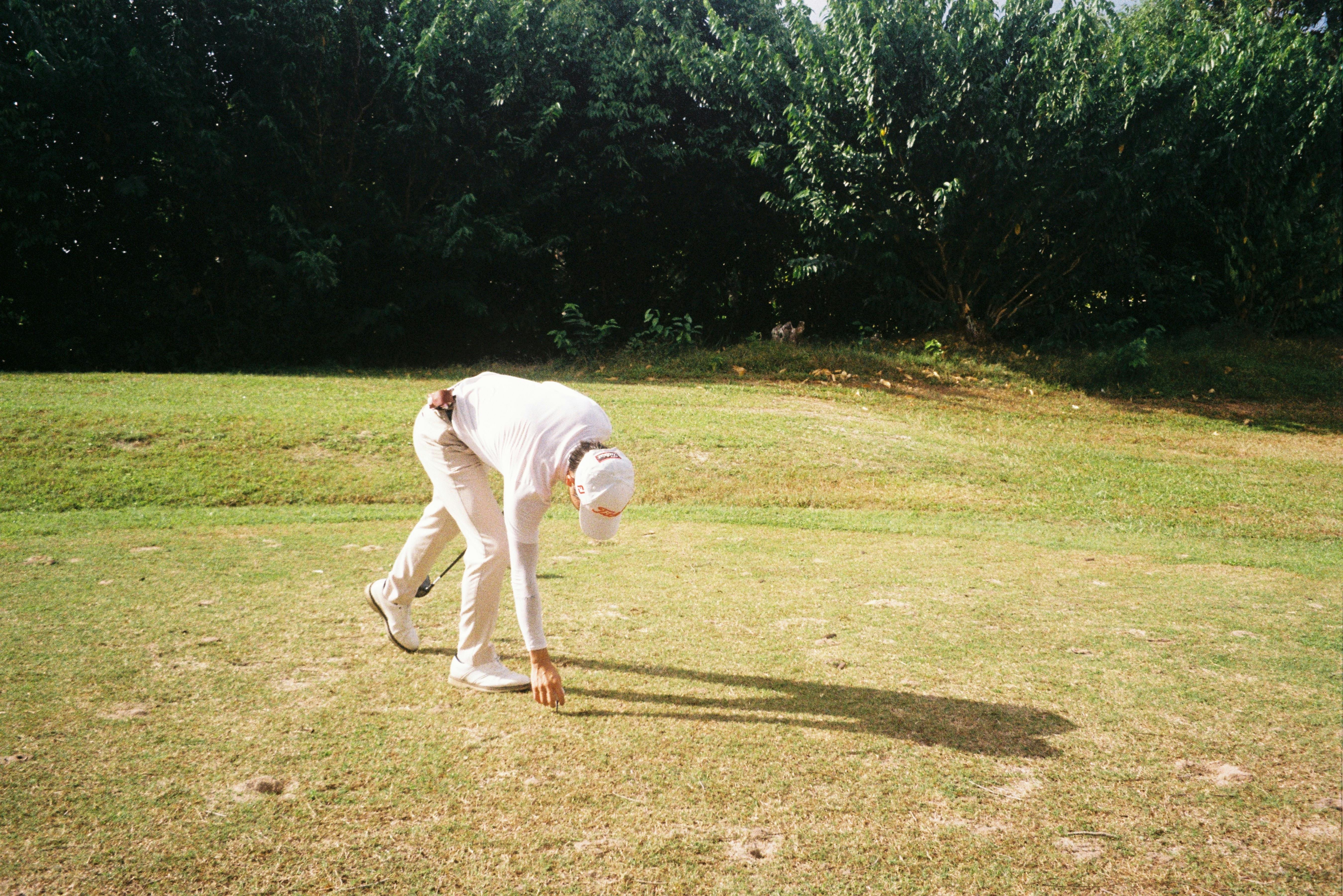 Parcours de golf verdoyant au lever du soleil