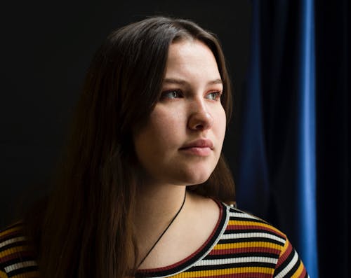 Fotografía De Enfoque Selectivo De Mujer Vistiendo Camisa A Rayas Multicolores