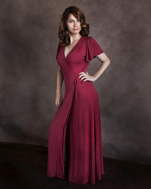 Darmowe zdjęcie z galerii z czerwona sukienka, elegancki, kaukaski kobieta