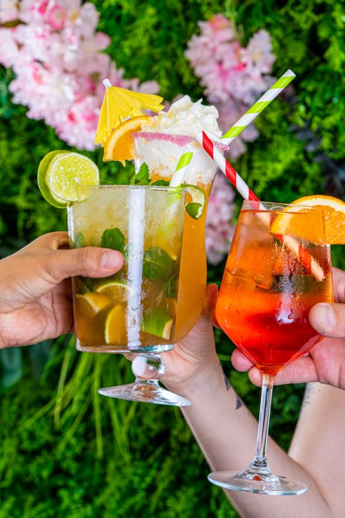 Free Vibrant summer cocktails with citrus, mint, and umbrellas, perfect for a refreshing party. Stock Photo