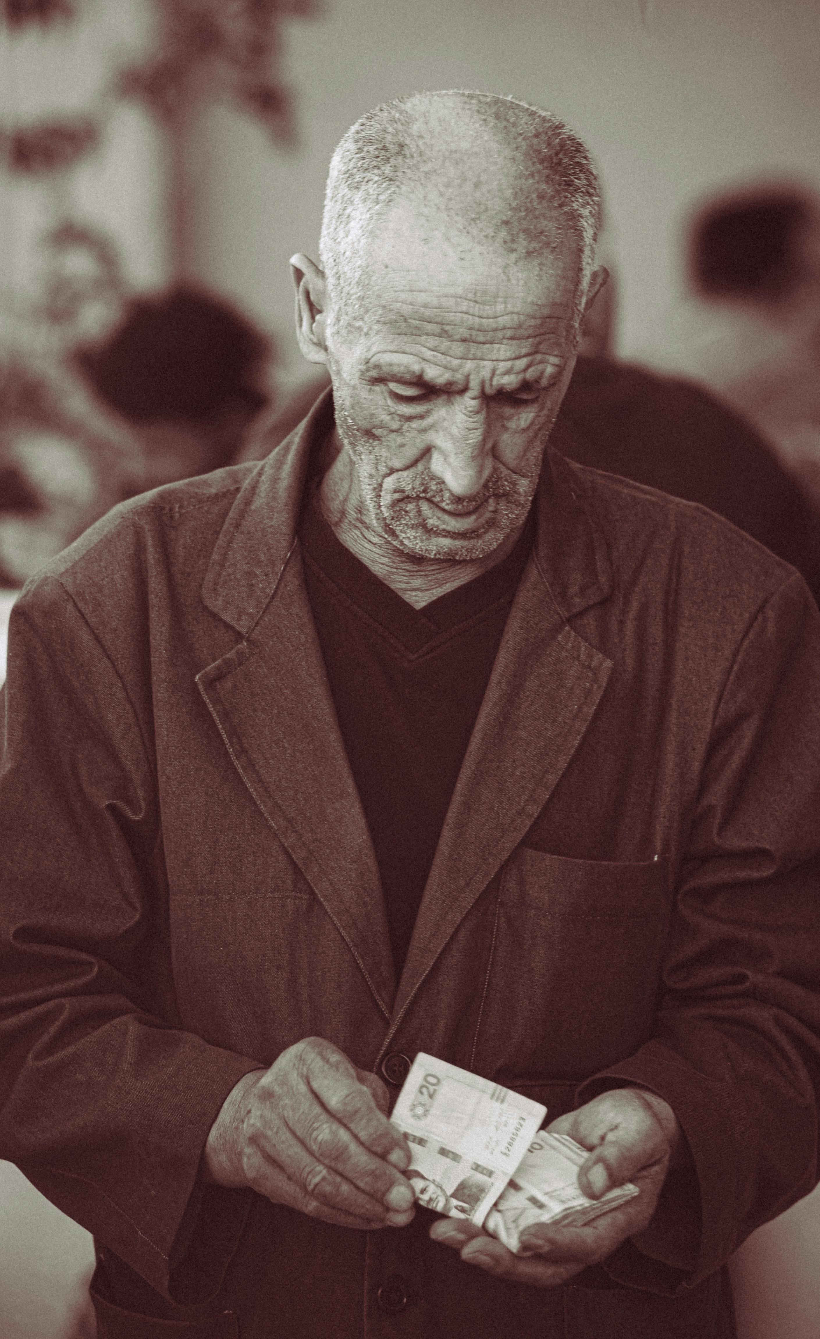 tunisian farmer counting money