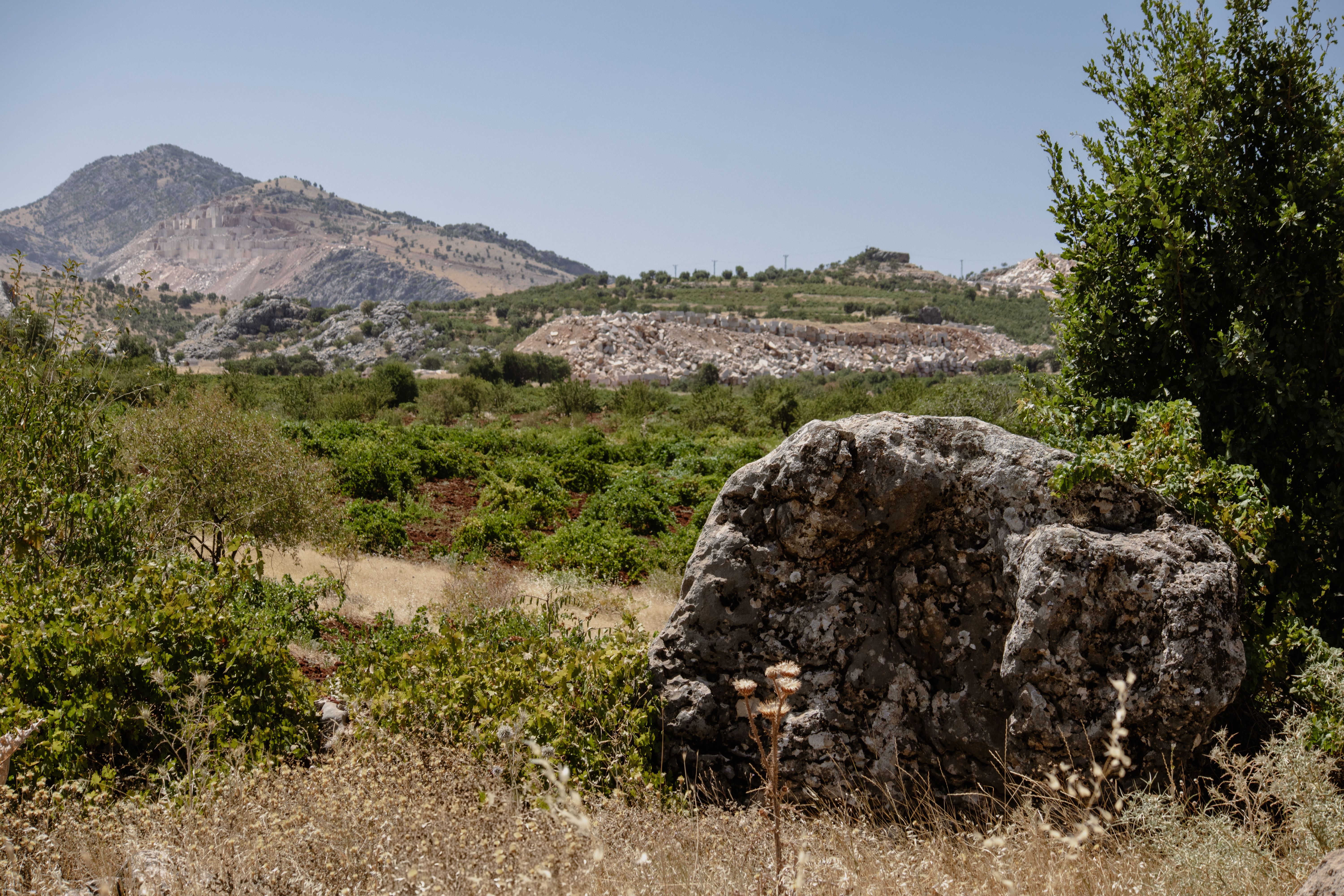 A large rock in the middle of a field · Free Stock Photo