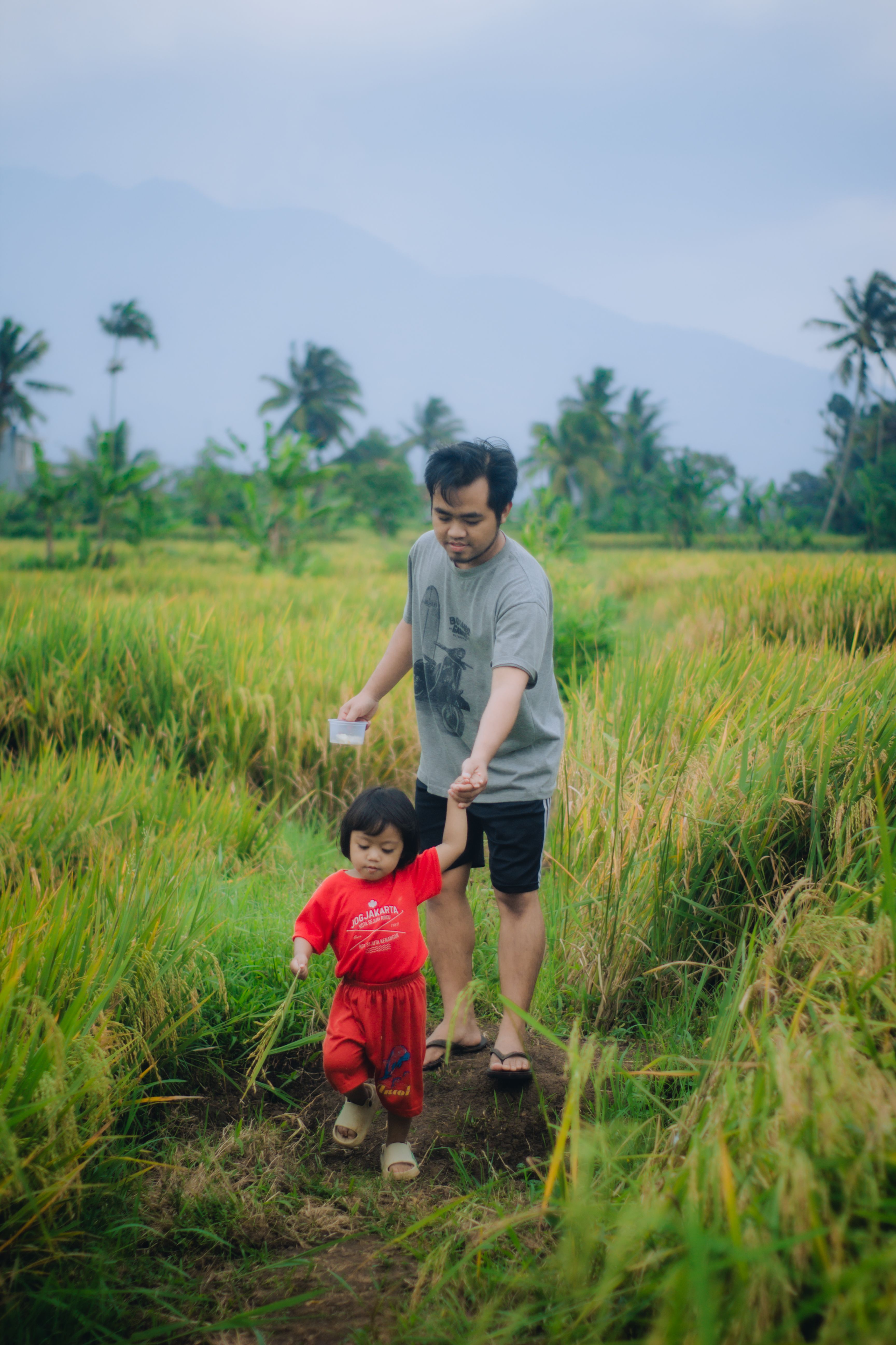 Ayah dan ibu tenang menghadapi tantrum anak