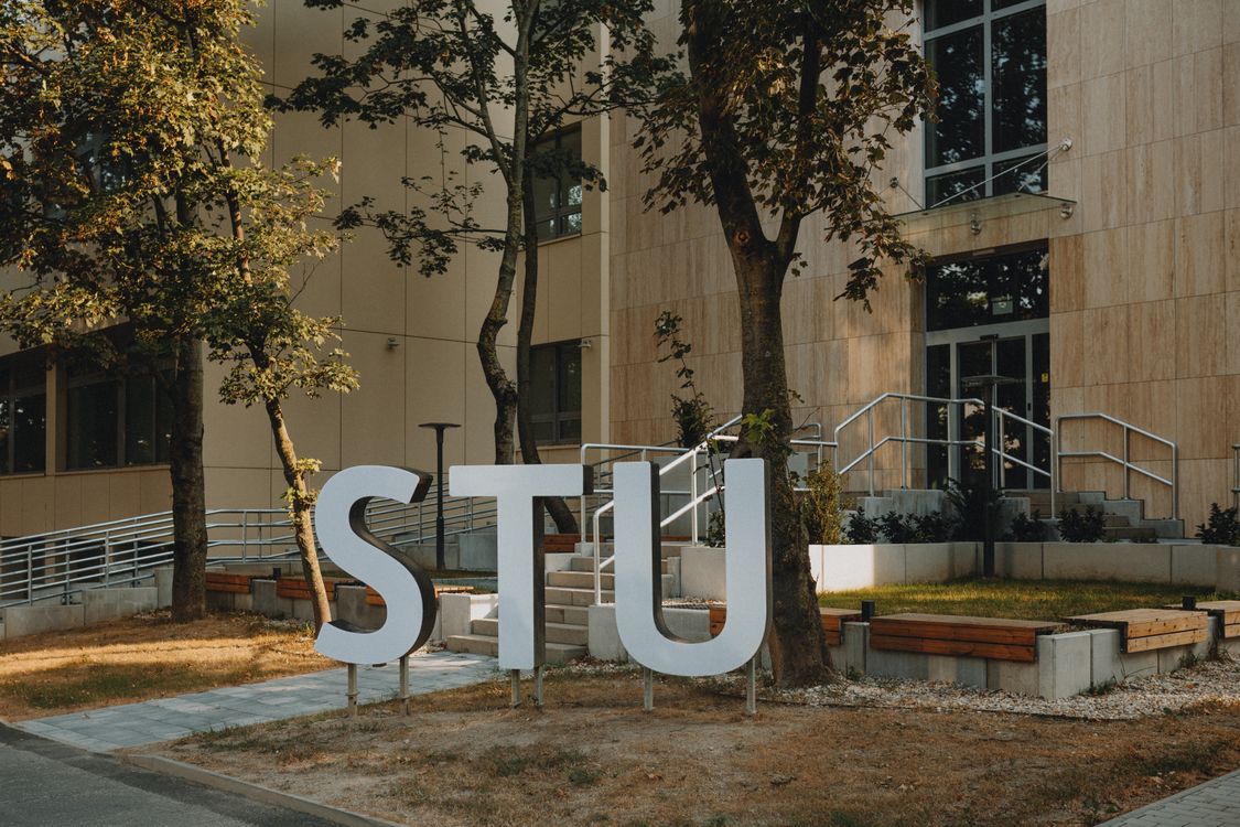 Stu Dc A large sign that says stu in front of a building · Free Stock Photo