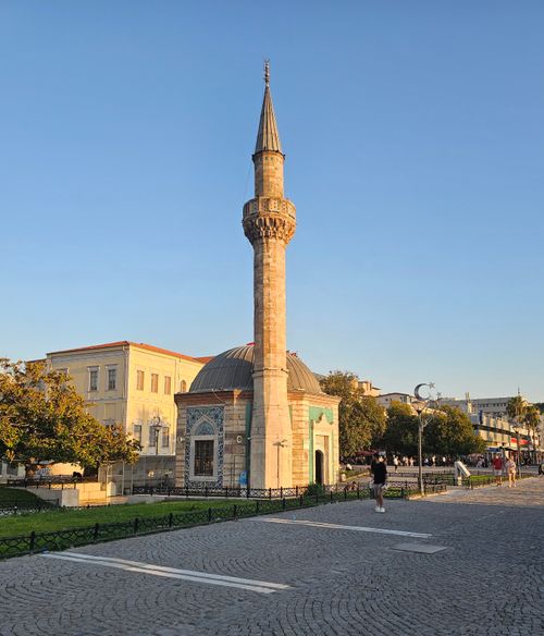 Free Beautiful historic mosque with a minaret in İzmir, Türkiye, captured in daylight, showcasing its Ottoman architecture. Stock Photo