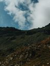 在多云蓝天下，岩石山地形的风景视图，是理想的旅行与自然主题