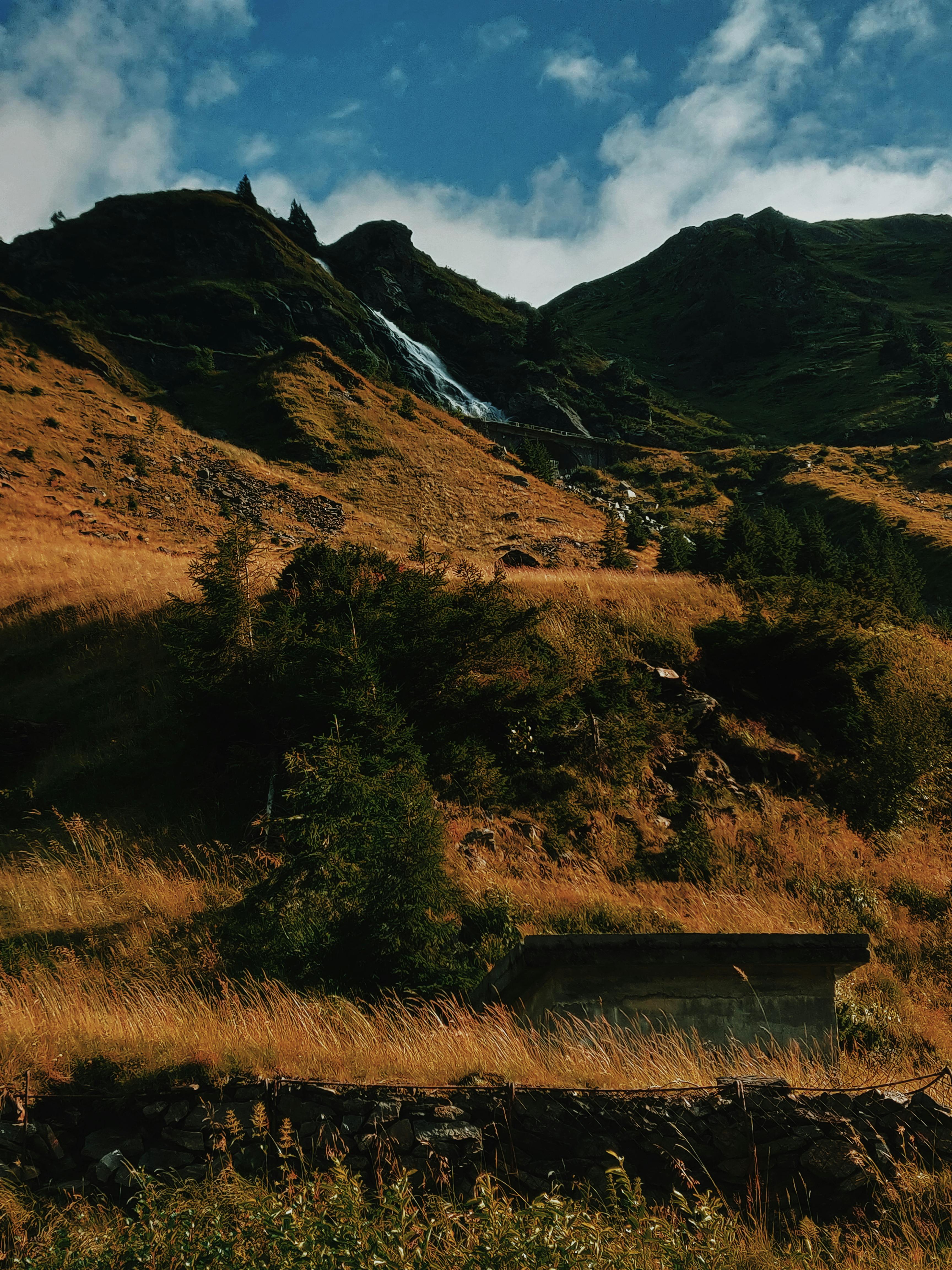 日落时分，山景壮丽，瀑布飞流