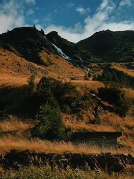 日落时分，山景壮丽，瀑布飞流