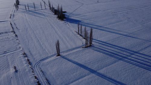 Free Captivating aerial view of a winter landscape with snow-covered fields in Yeşilgölcük, Niğde, Türkiye. Stock Photo