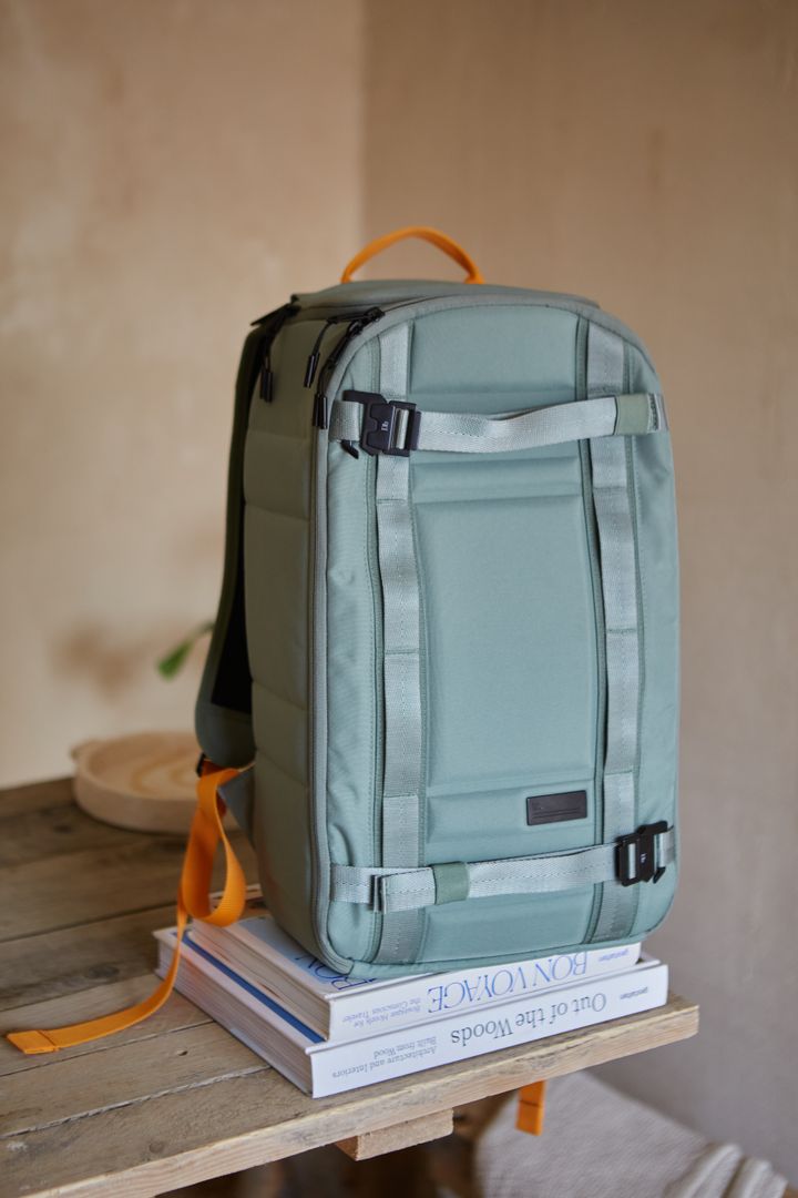 Mochila de viaje colocada sobre una mesa