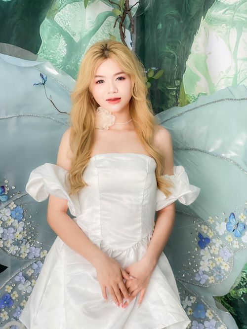 Free A woman dressed as a fairy bride, with delicate wings, in a whimsical setting. Stock Photo