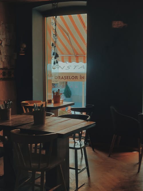 бесплатная Деревянные столы и стулья в ресторане Стоковое фото