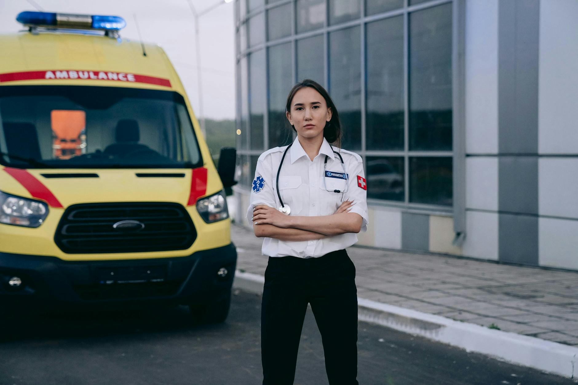 زلازل مدمرة بنهاية 2024 6 https://www.pexels.com/photo/paramedic-standing-with-arms-crossed-by-ambulance-27914841/
