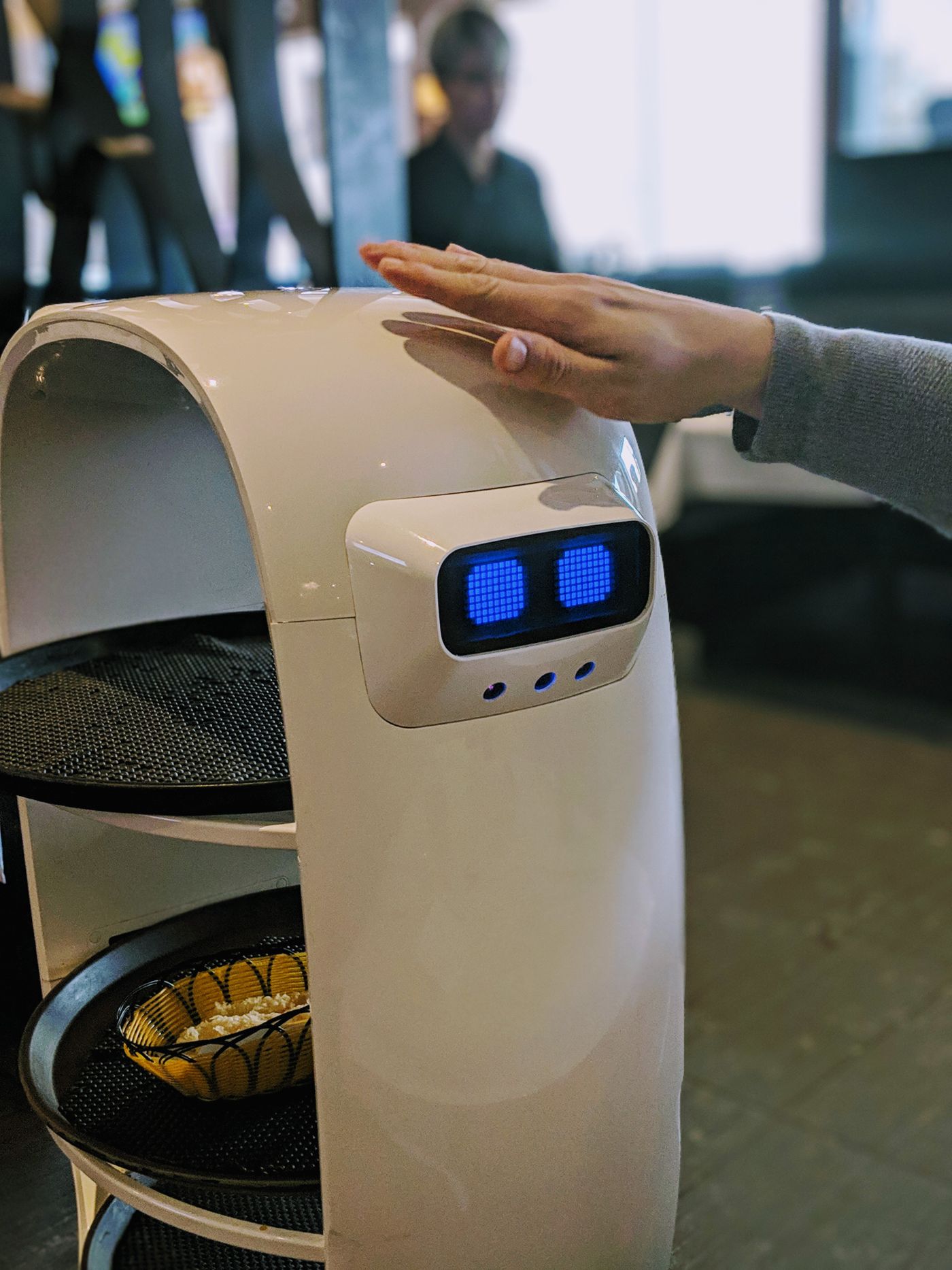 Robotic service in restaurant