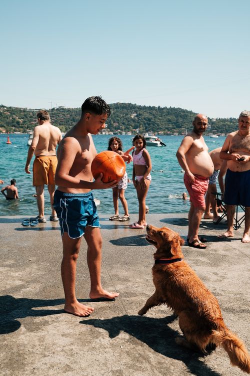 Free A lively scene of people enjoying a sunny day at the beach in İstanbul, Türkiye. Stock Photo