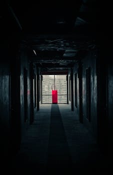 透过远处的窗户，可以看到阴暗的走廊，让人想起曼谷一栋建筑的神秘感