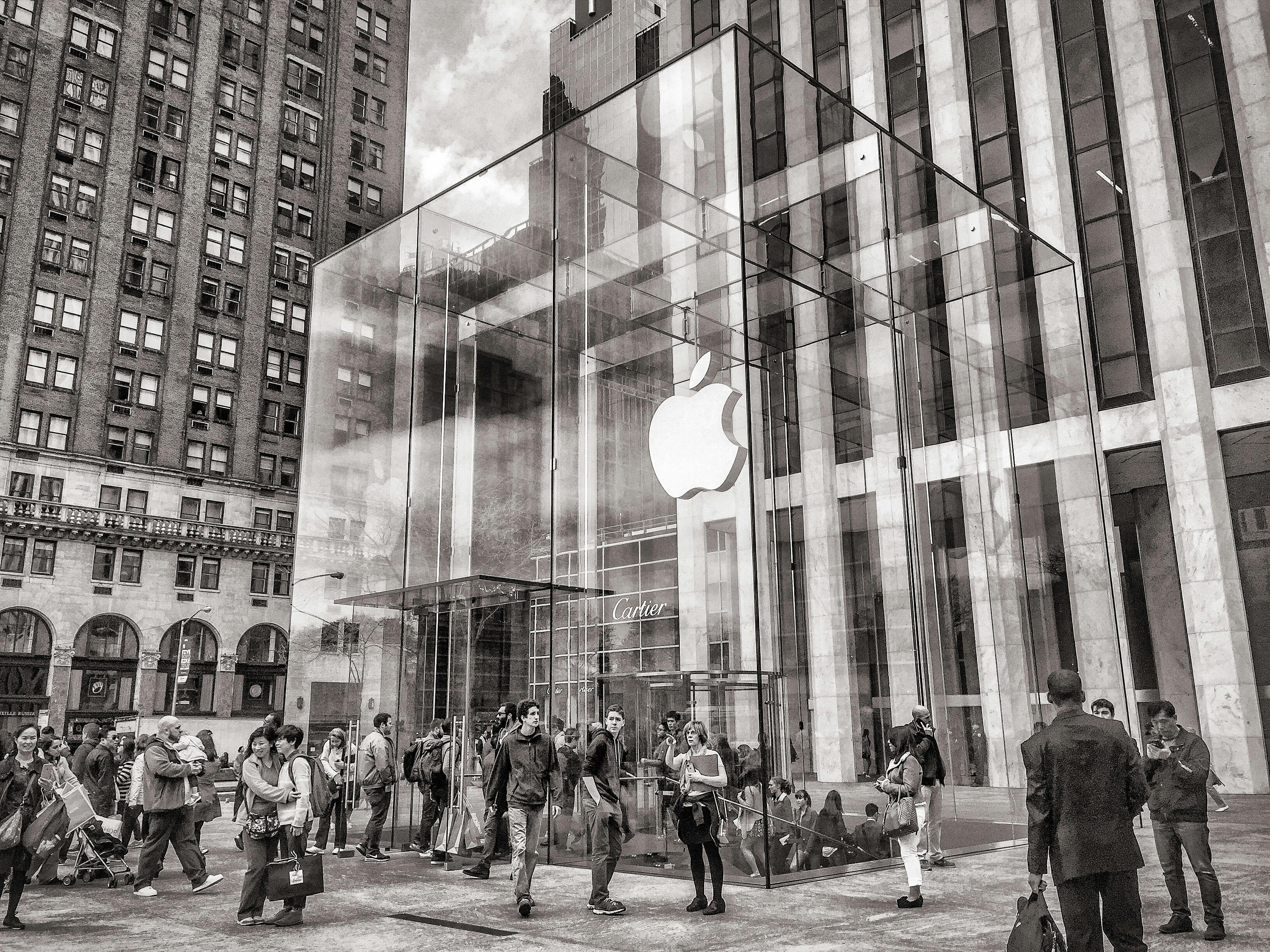 Apple store on Fifth Avenue in Manhattan, New York City, USA, North America  Stock Photo - Alamy