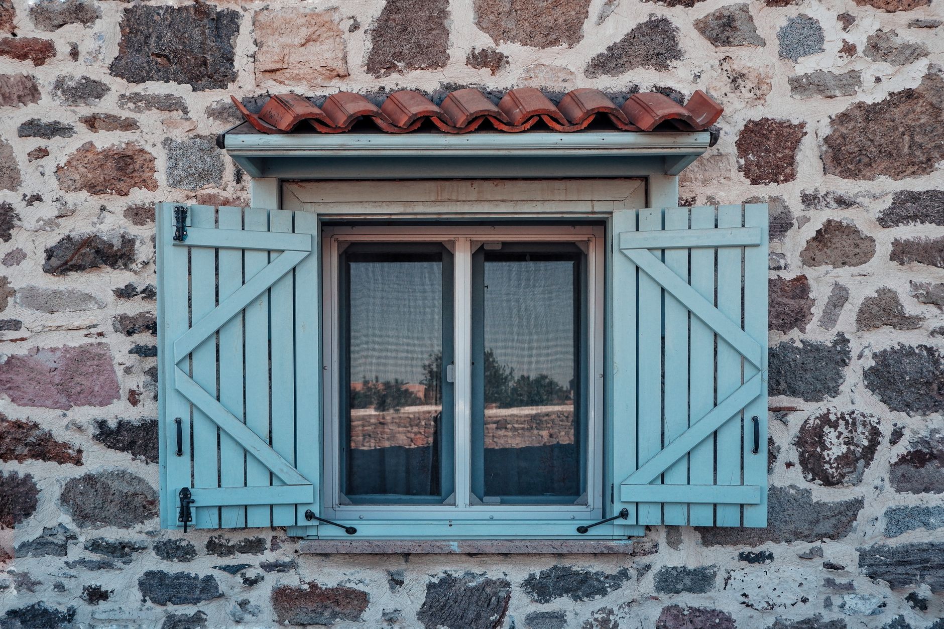 Mediterraan huis met gesloten rolluiken tijdens hittegolf in Spanje.