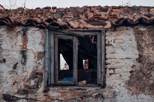 Free Weathered old building with a broken window, showcasing decay and rustic charm. Stock Photo