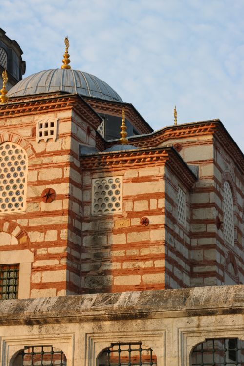 Free Capture of intricate Ottoman architectural design on a historical mosque facade. Stock Photo