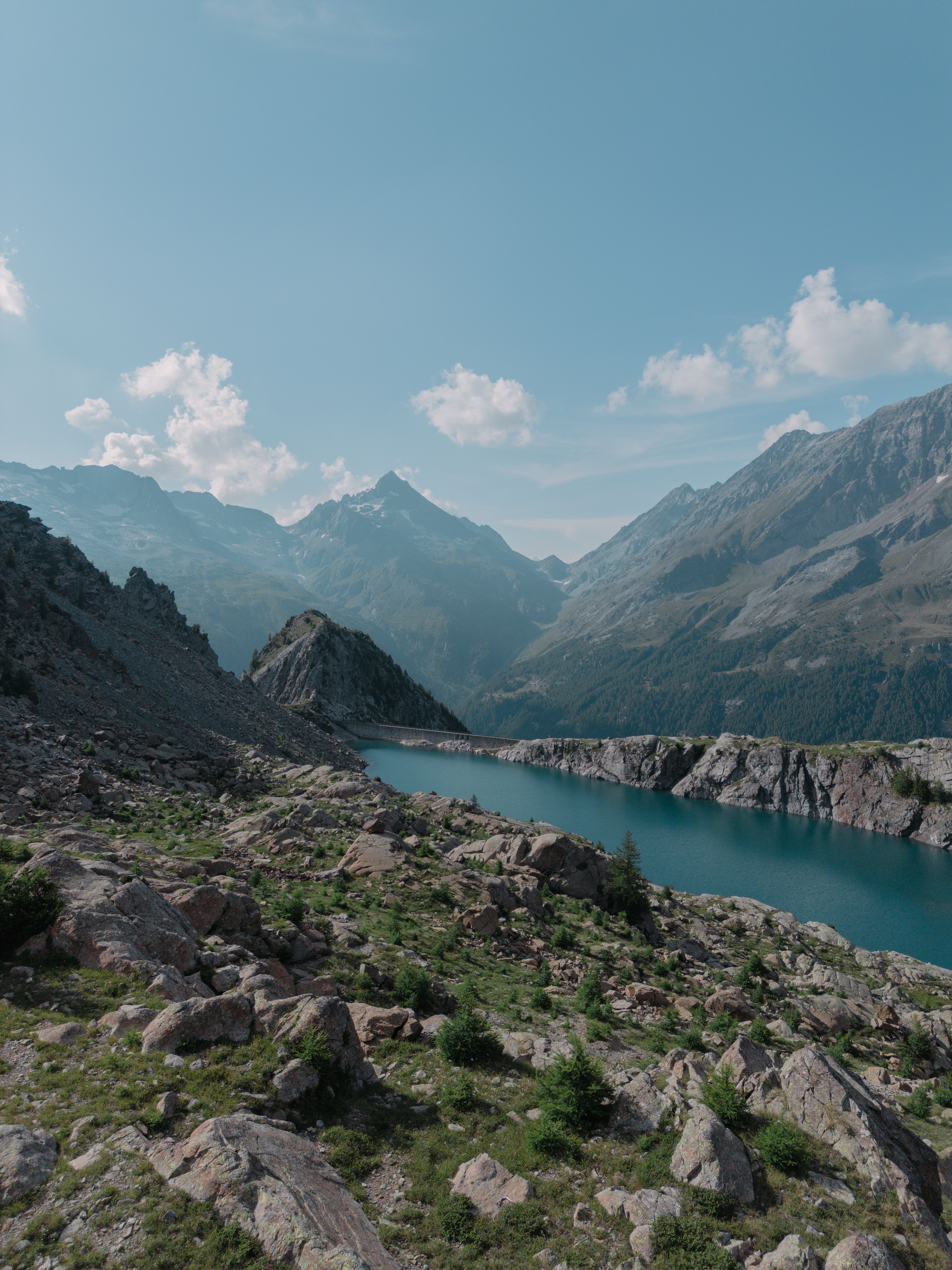 A mountain lake surrounded by mountains and rocks · Free Stock Photo