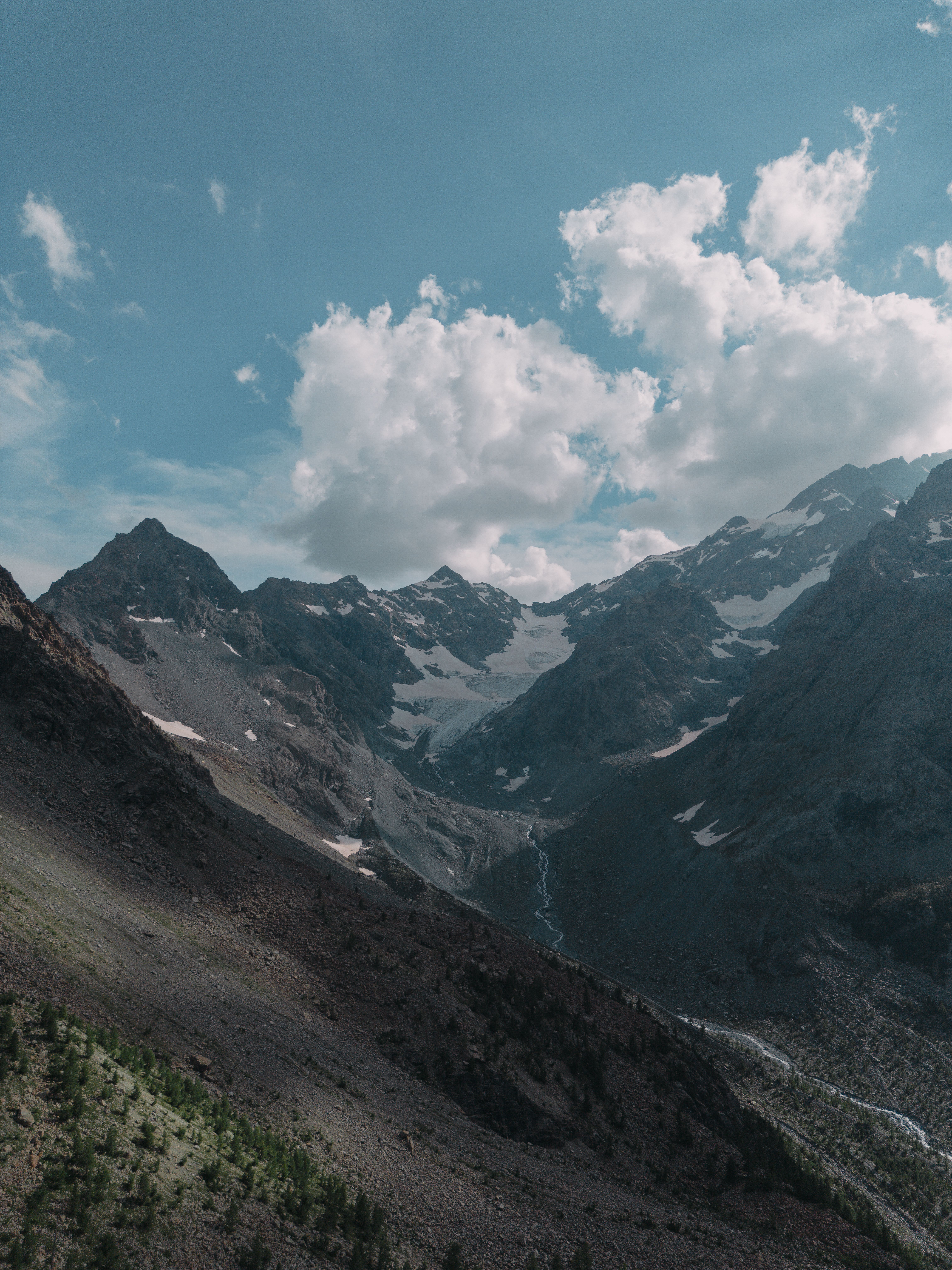A view of a mountain range with clouds · Free Stock Photo