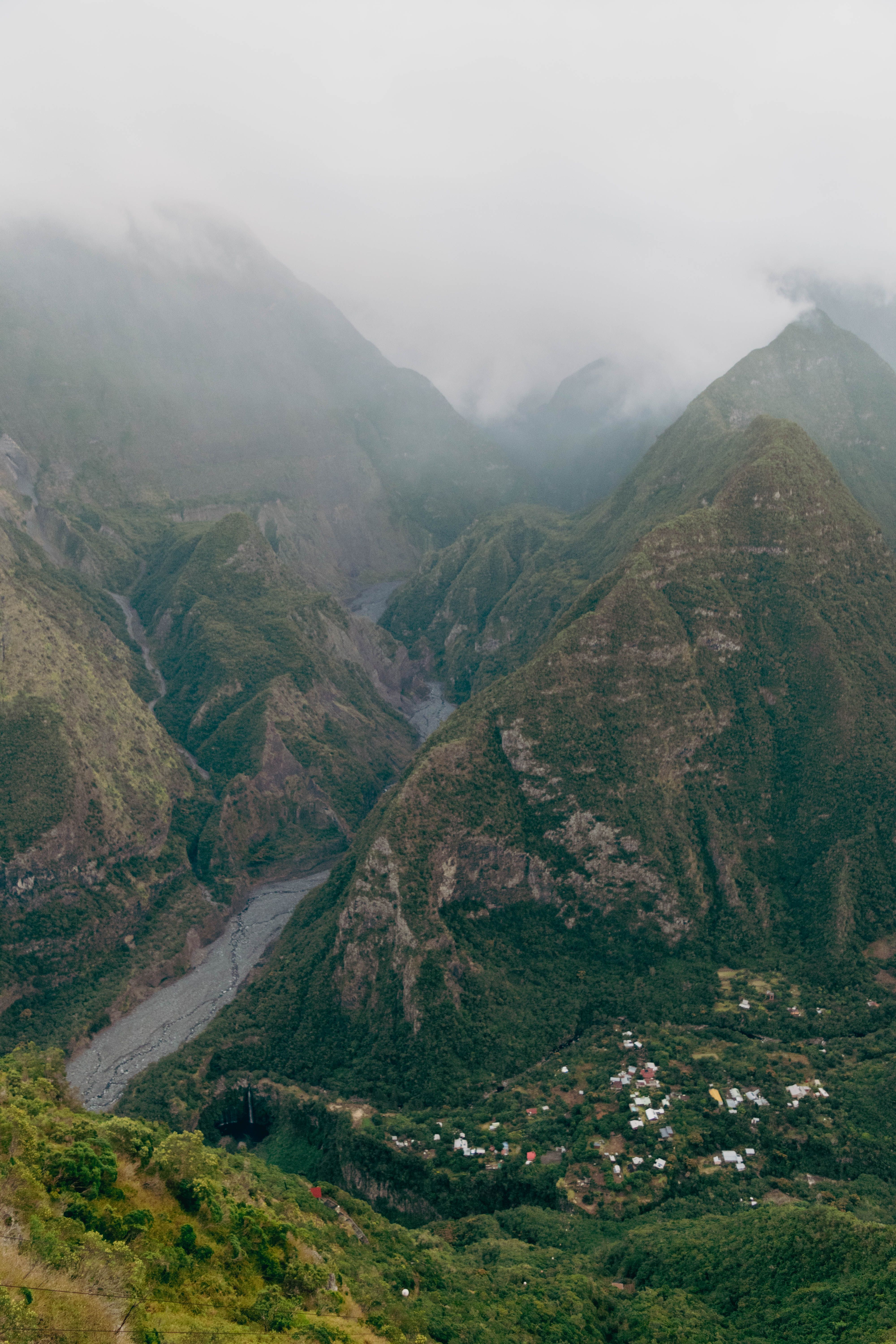 Vue depuis un sommet sur la vallée et les montagnes de La Réunion, paysages volcaniques spectaculaires