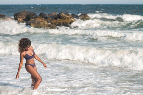 무료 해변에있는 여자 스톡 사진