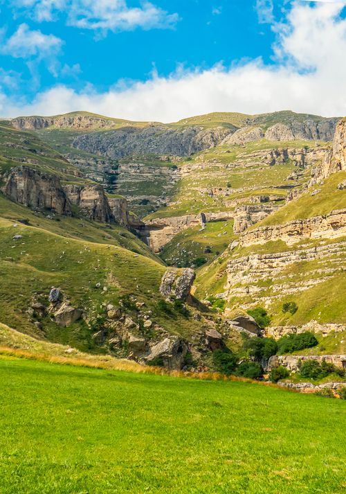 Free Breathtaking view of the mountainous terrain in Quba, Azerbaijan, featuring lush greenery and rugged rocks. Stock Photo