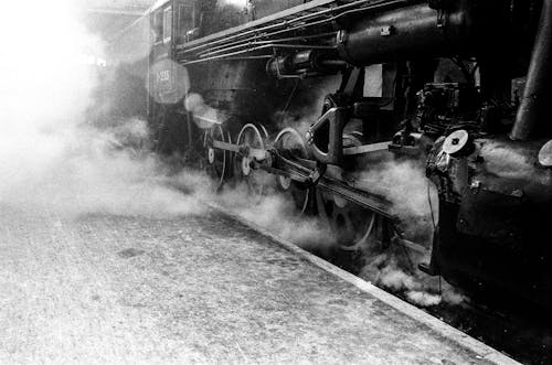 фотография поезда цистерны в оттенках серого