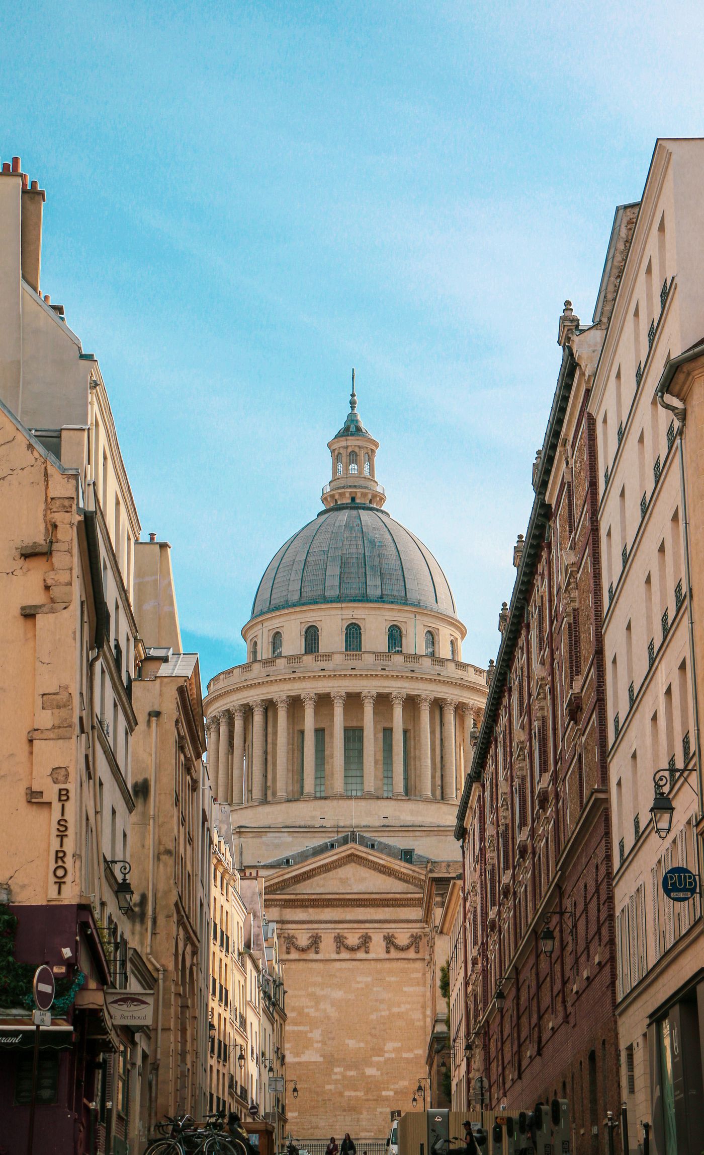Une rue de Paris vue d'en haut, avec le dôme du Panthéon au fond