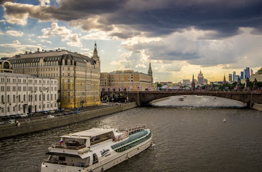 莫斯科河上，一艘船映衬着历史建筑和天际线，景色迷人