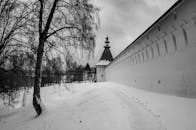 兹维尼戈罗德修道院冬季宁静的单色景观，展现了白雪皑皑的场地和历史悠久的建筑