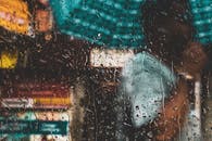 透过被雨水浸透的窗户，加尔各答街道充满活力的本质在模糊的视野中呈现