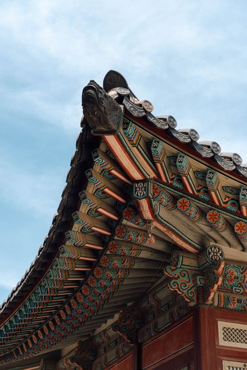 Free Detailed view of traditional temple eaves with vibrant colors in Seoul, South Korea. Stock Photo