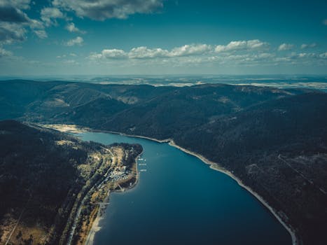 这是一张德国哈尔茨山脉和水库的空中照片，令人惊叹