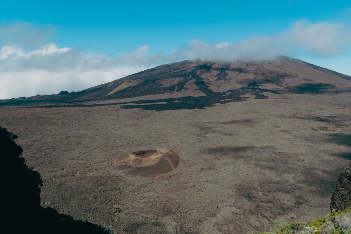Vue aérienne du Piton de la Fournaise et du cône du Formica Leo dans l'Enclos Fouqué